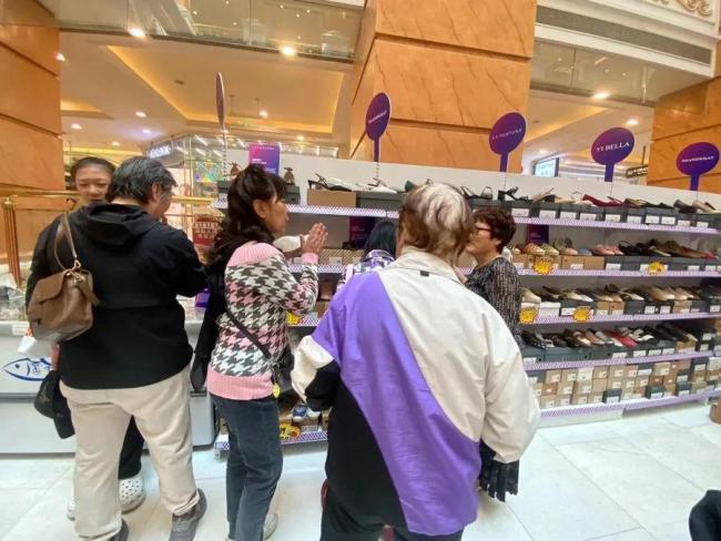 不出口美国了 上海市民疯狂“捡漏” 外贸优品热销
