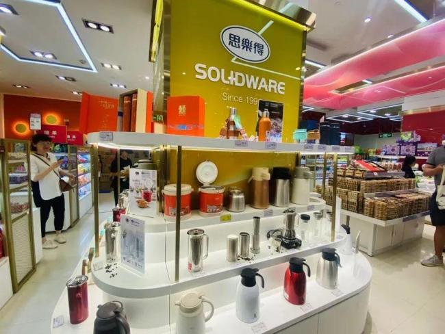 不出口美国了 上海市民疯狂“捡漏” 外贸优品热销
