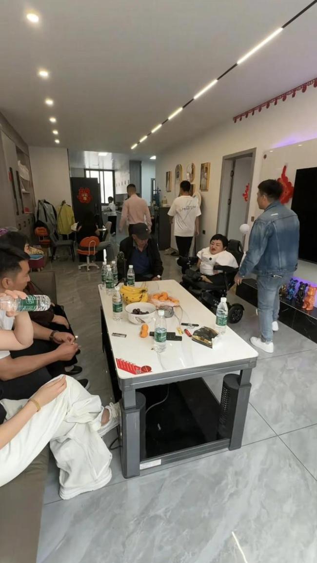 “侏儒网红”李喜梅和大双哥复合 全家总动员求复合