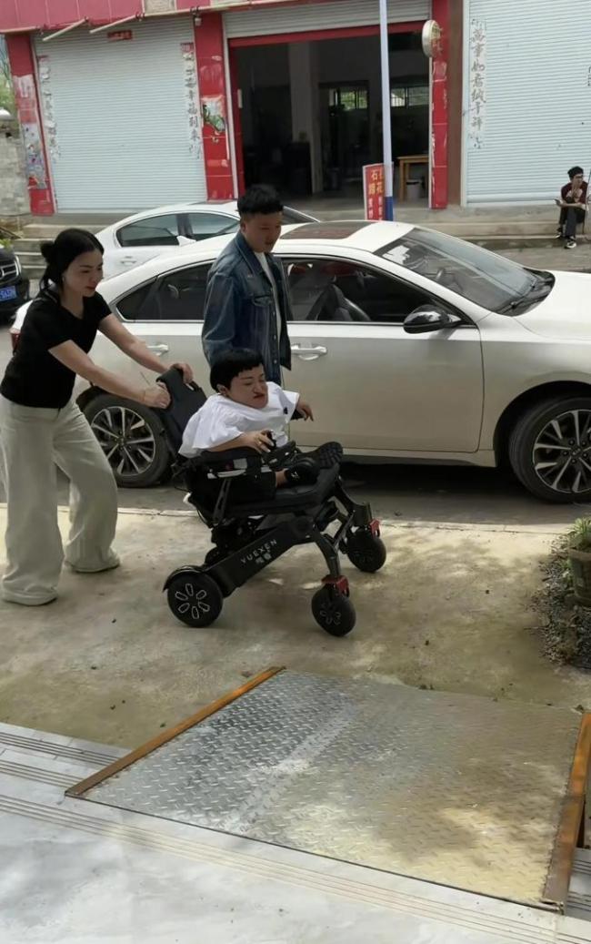 “侏儒网红”李喜梅和大双哥复合 全家总动员求复合