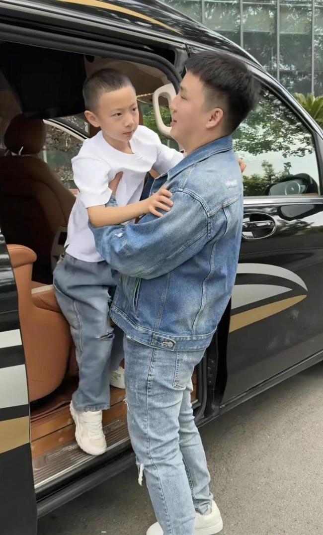 “侏儒网红”李喜梅和大双哥复合 全家总动员求复合