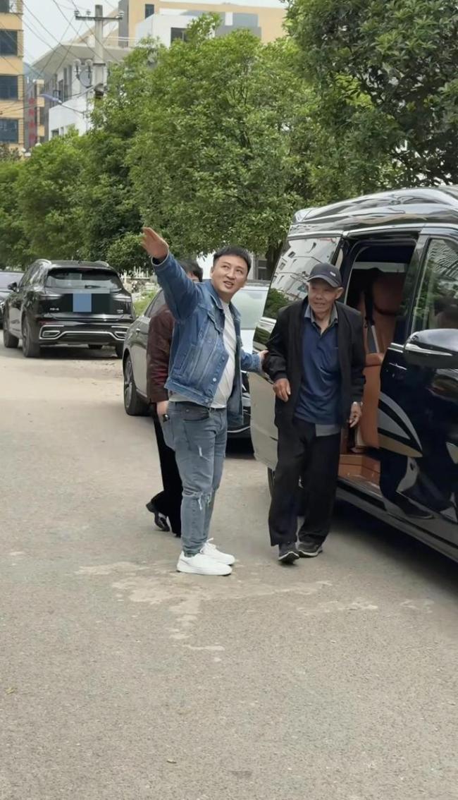 “侏儒网红”李喜梅和大双哥复合 全家总动员求复合