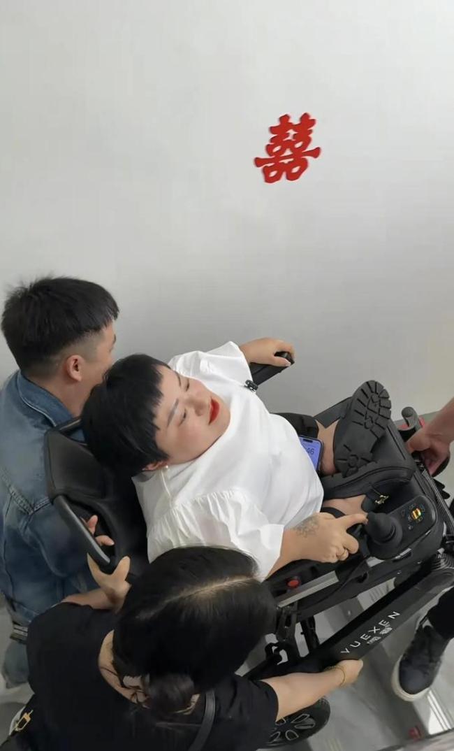 “侏儒网红”李喜梅和大双哥复合 全家总动员求复合