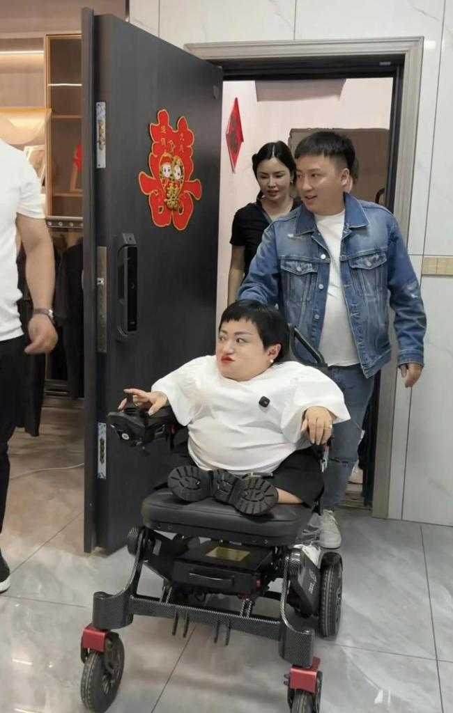 “侏儒网红”李喜梅和大双哥复合 全家总动员求复合