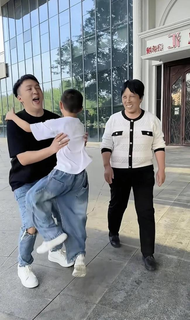 “侏儒网红”李喜梅和大双哥复合 全家总动员求复合