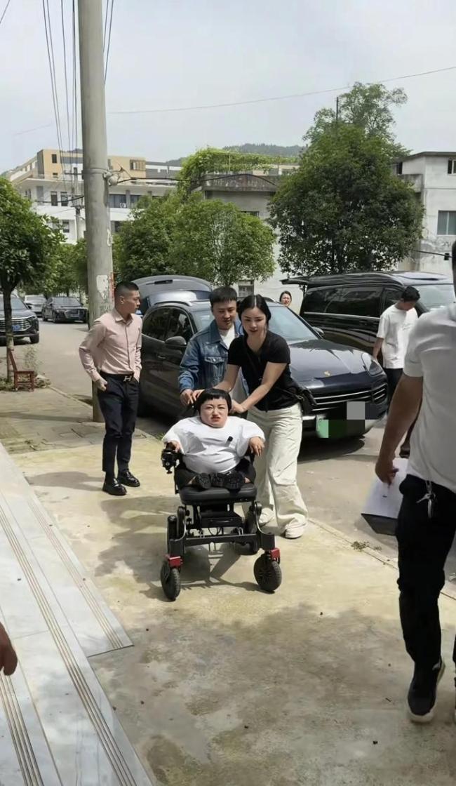 “侏儒网红”李喜梅和大双哥复合 全家总动员求复合