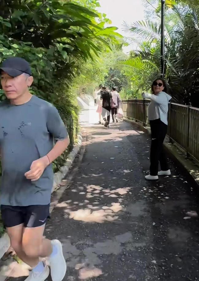 62岁梁朝伟被偶遇 头发花白小腹凸起 享受自然老去