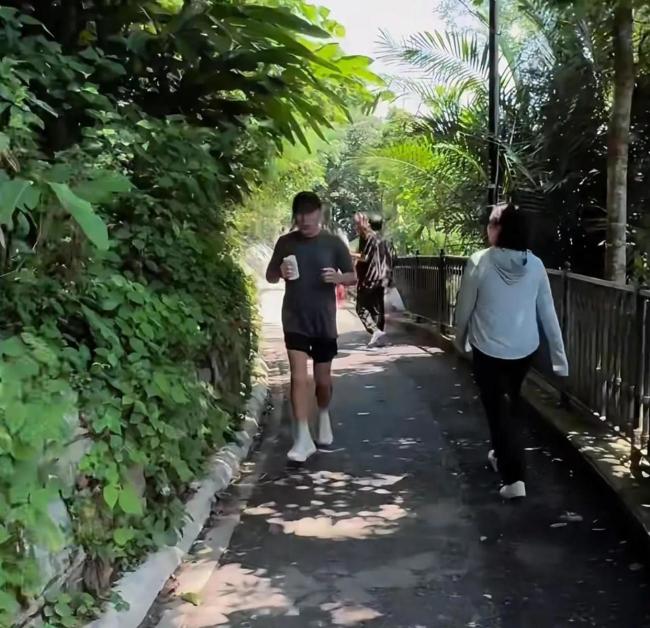 62岁梁朝伟被偶遇 头发花白小腹凸起 享受自然老去