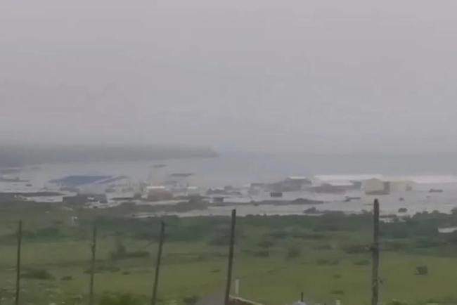 海啸淹没俄罗斯港口城镇