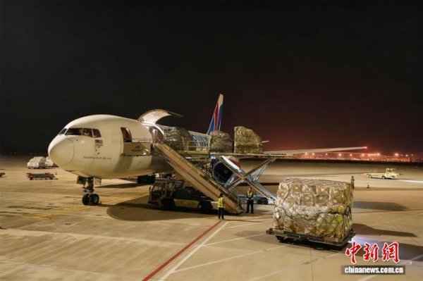 振兴配资 郑州航空口岸迎生鲜产品进口高峰